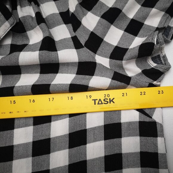 Torrid Ladies Size 00 (Approx. size 10 US) Black & White Checkered Blouse - Picture 8 of 10